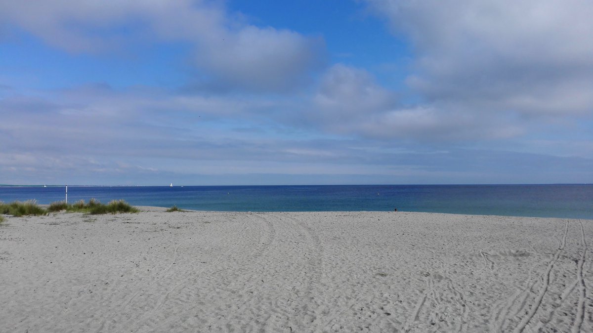 BCanaple's tweet photo. Enfin...un moment #birthdayup au soleil #begmeil #adeccopme ! On l'attendait celui ci...ce fond bleu ! Stay with us https://t.co/qhLWSyk3lK
