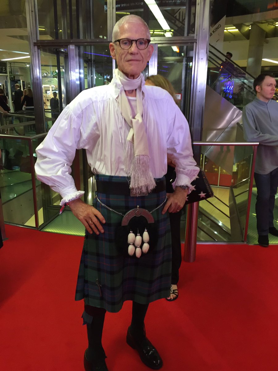 SZenariot's tweet photo. Sir Peter Jonas mit Statement-Outfit "pro Europa!" bei der Filmfest-Eröffnung. #ffmuc16 @SZ_Muenchen https://t.co/3G6BDJWZCK
