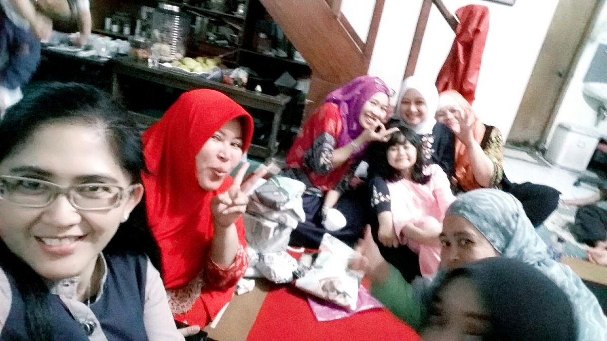 appu_jabar's tweet photo. Bukber puasa 1437 Hijriyah  cc: @mutia_appu @boss_march @kasedeupanjeun https://t.co/YFhbkdASe0