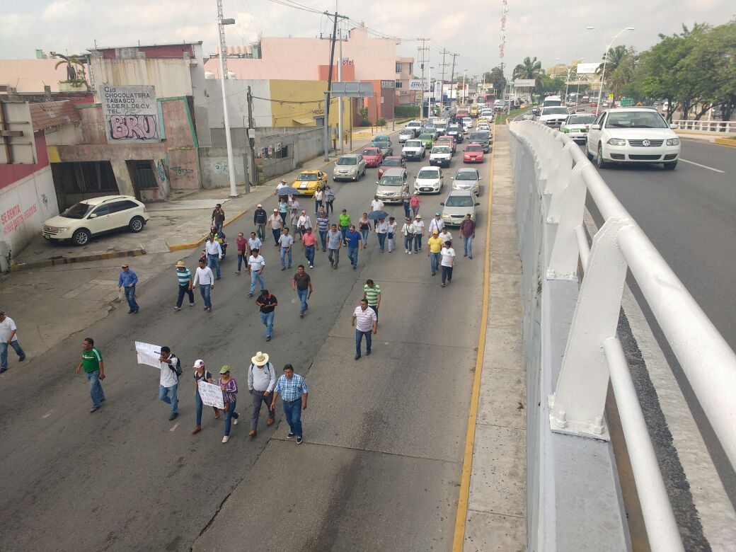 inundeishon's tweet photo. No mame, si los juntas apena y tapan un carril
#trolltab https://t.co/2WRrybOGv3
