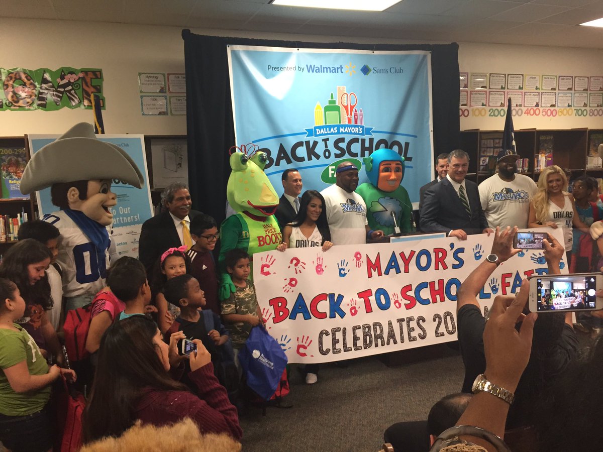 DallasISDMedia's tweet photo. Happy kids w free backpacks! Just a taste of what's to come! #mbtsf @ZaragozaPL https://t.co/WynpKTlSAB
