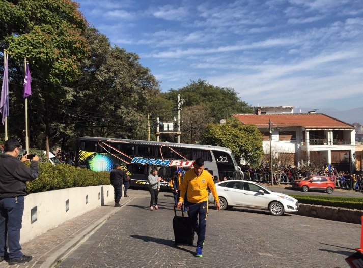 BocaJrsOficial's tweet photo. #SaltaEsDeBoca Muchos hinchas recibieron al plantel en la puerta del hotel. https://t.co/A2czHz8dX8