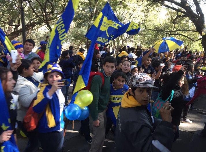 BocaJrsOficial's tweet photo. #SaltaEsDeBoca Muchos hinchas recibieron al plantel en la puerta del hotel. https://t.co/A2czHz8dX8