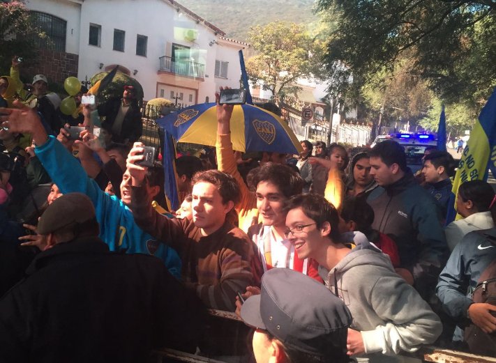 BocaJrsOficial's tweet photo. #SaltaEsDeBoca Muchos hinchas recibieron al plantel en la puerta del hotel. https://t.co/A2czHz8dX8