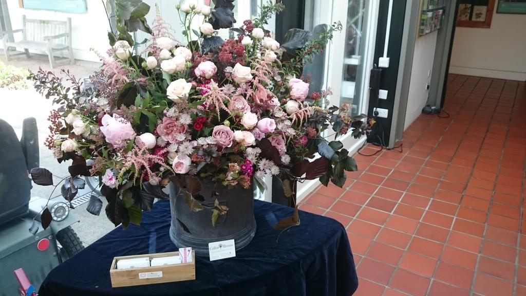 Oliverakite23's tweet photo. Beautiful arrangement from @catkinblooms @RHS_Rosemoor https://t.co/DNzZMjdI2K