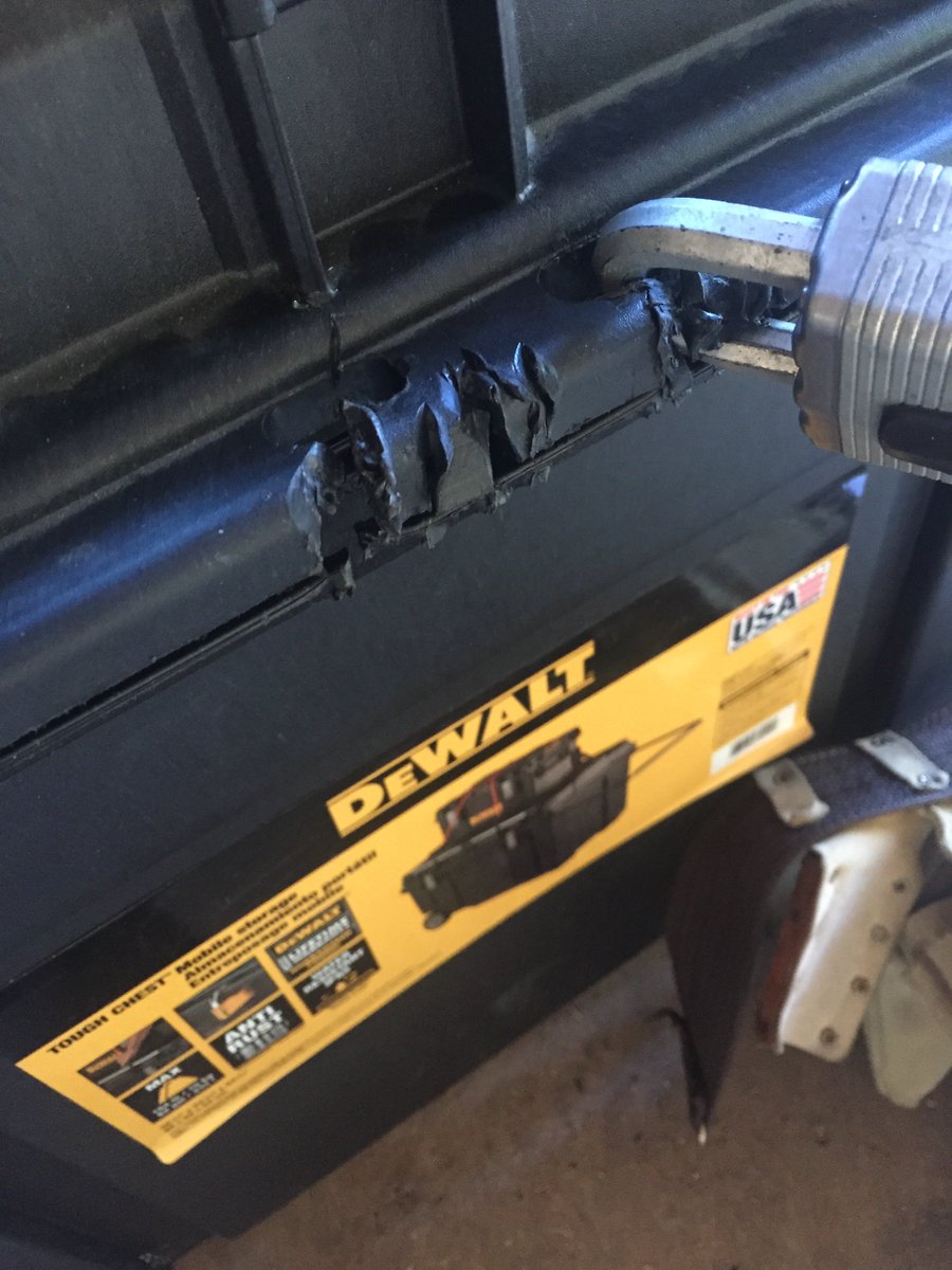 trailofglitter8's tweet image. @DEWALTtough maybe you shouldn't reinforce your heavy duty tool chest with PLASTIC so a thief can cut through it 😡😤