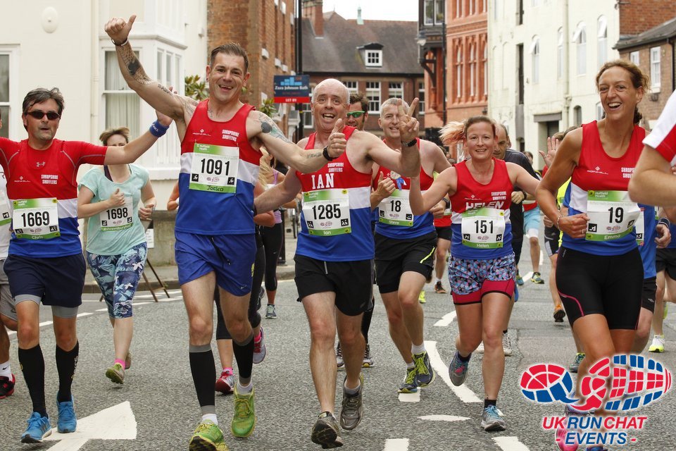 Бег с женой. Финишная прямая. Движение charity running. Take part. На старт легкая атлетика юных.