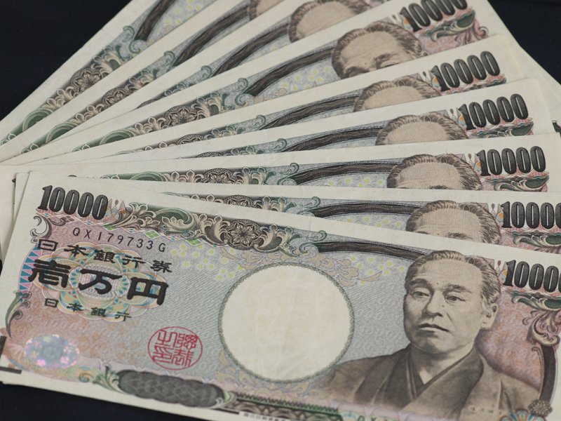 японская йена. нац валюта японии. зарплата в японии. современные японские деньги. 2000 японских йен.