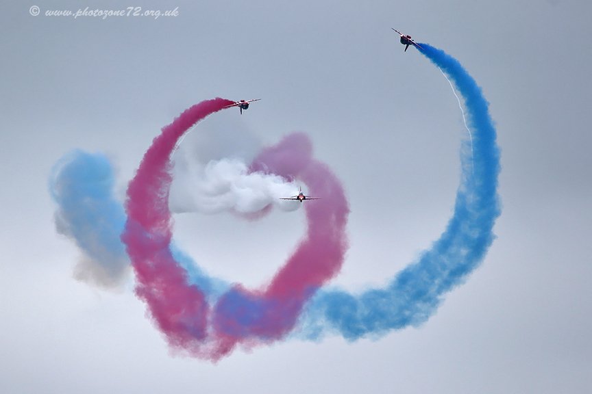 EssexHebridean's tweet photo. OK @DyeTeam2016 - nice work, keep it up! ;-) Vortex at @cosfordairshow Pt.1 @RAFSynchro1 @RAFRed7 @RAFRed8 https://t.co/akAXQE5YI6