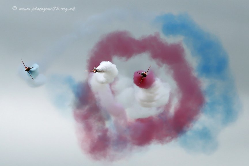 EssexHebridean's tweet photo. OK @DyeTeam2016 - nice work, keep it up! ;-) Vortex at @cosfordairshow Pt.1 @RAFSynchro1 @RAFRed7 @RAFRed8 https://t.co/akAXQE5YI6