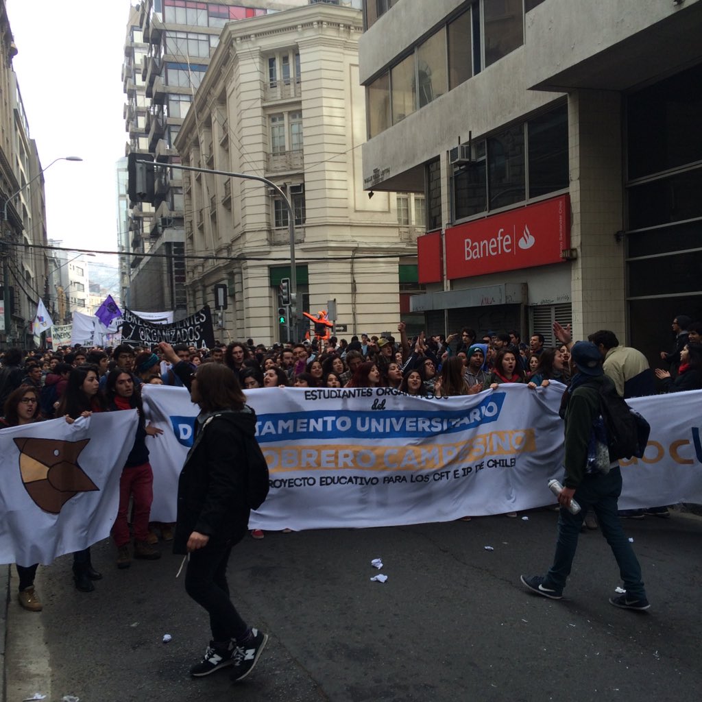 construirduoc's tweet photo. ¡Gigantes! Contra la educ. De mercado ! En Valparaíso compañeras y compañeros de @DuocUC #Yomarchoel23 #FinAlCAE https://t.co/ONBFyCaSWD