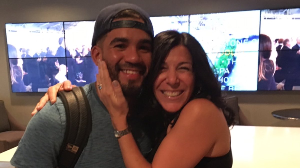 sandra_parente's tweet photo. @DeVoTrAv U made my b'day celebration extra special. Thanks for the pic. I will be cheering u on in Chicago tomorrow https://t.co/jwoqQ1UlJi