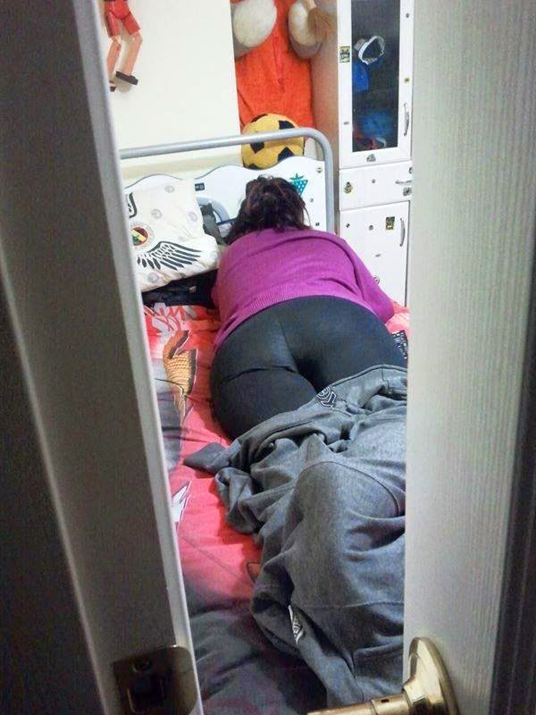 annem isden yeni geldi cok yorgun uyudu kim bilir kac kere sikdiler bunu