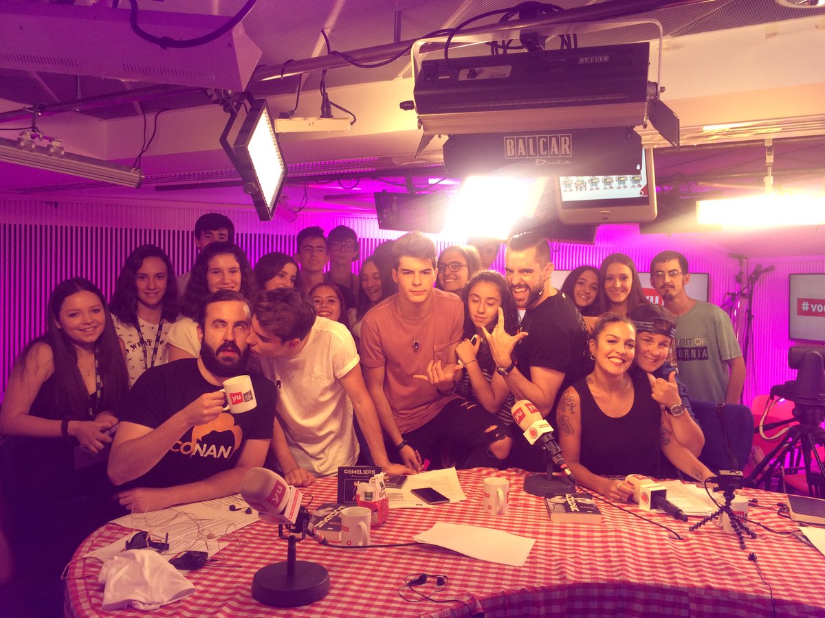vodafoneyu's tweet photo. .@GemeliersMusic con su horda de fans💃 Atención a @SrCastelo ligando con uno de ellos(no sabemos distinguir, perdón) https://t.co/r9pJst0aZw