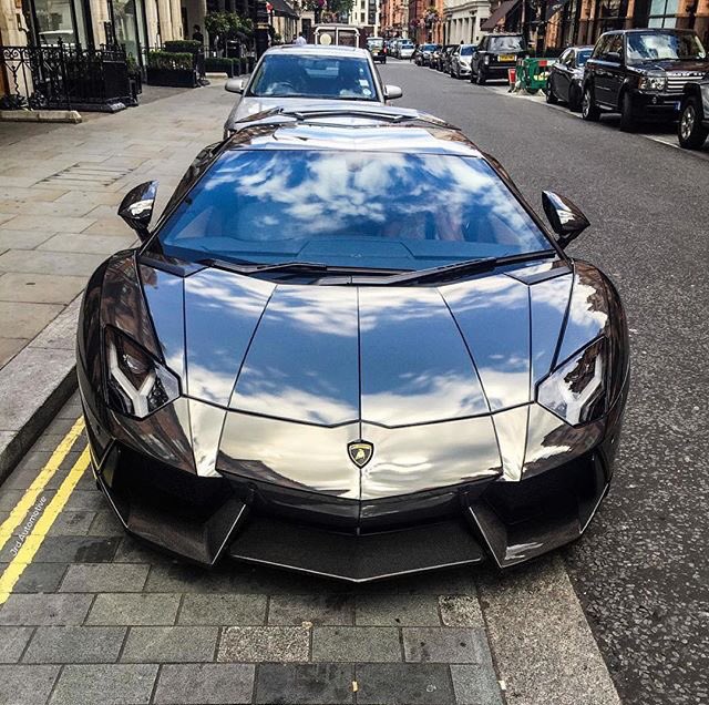tmeverything1's tweet photo. Chrome Aventador 😩😍 https://t.co/yh5O0GdP7y