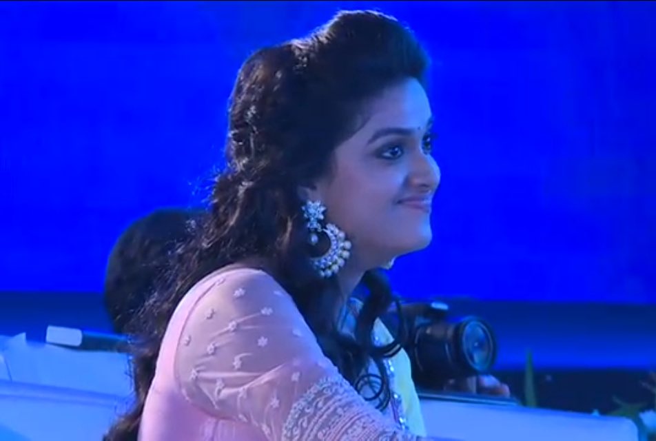 strictly_cinema's tweet photo. @KeerthyOfficial #KeerthySuresh at #RemoFirstLook press meet #RemoFLLive #keerthy https://t.co/OI4ZIuFDZ9