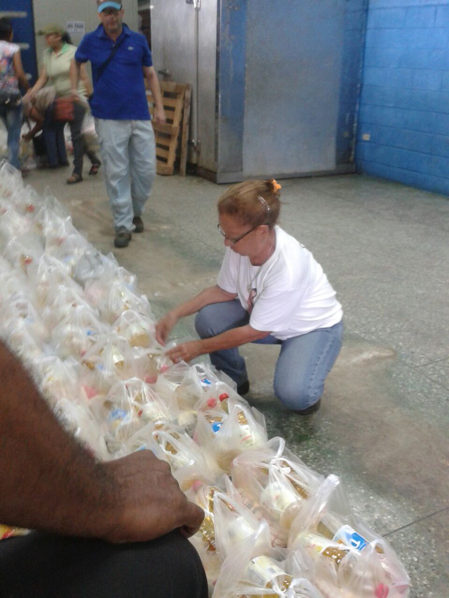 clapguarico's tweet photo. #Emcomuna apoya la distribución del #CLAP en el Mcpo Julian Mellado @SibciGuarico @rerchacin @apcguaricopsuv https://t.co/0B316PeRP9