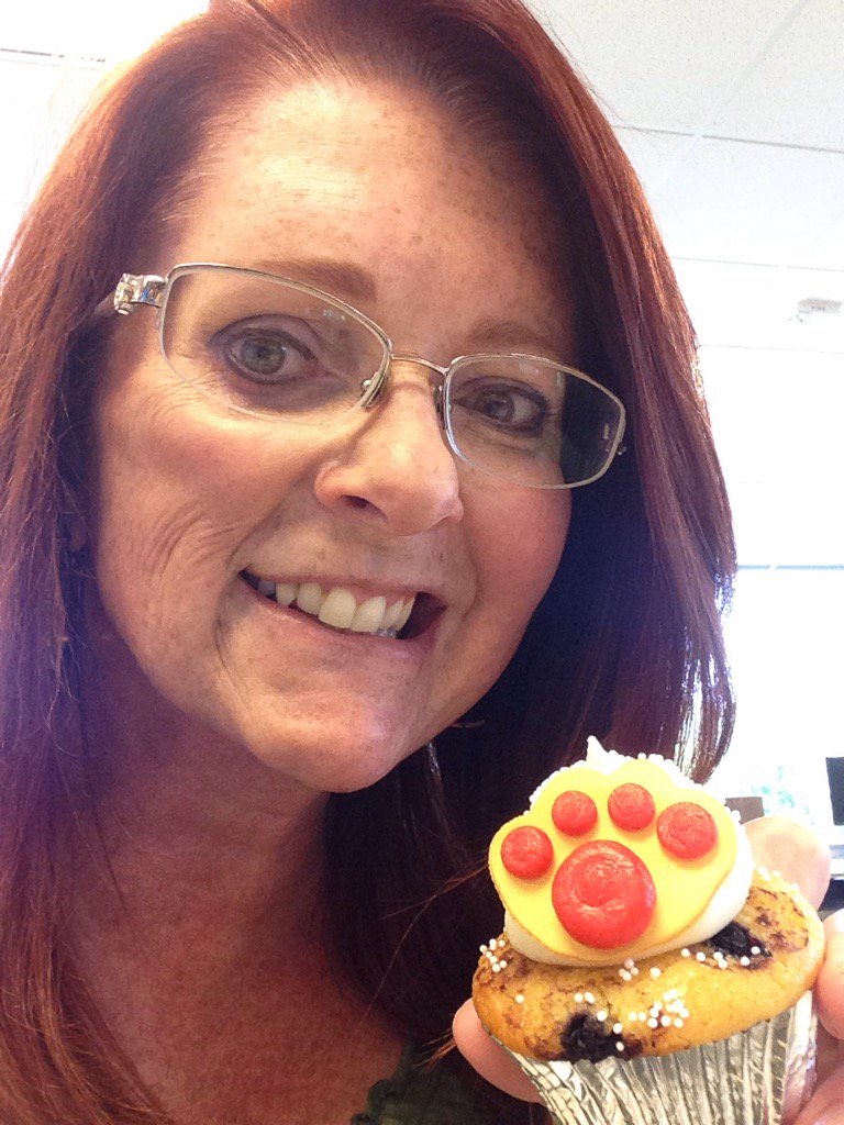 Continuing #TakeYourDogToWorkDay celebration with cupcakes. Thanks <a href="/iveycakestore/">IveyCakeStore</a> #marspetcare #BRN #yummy