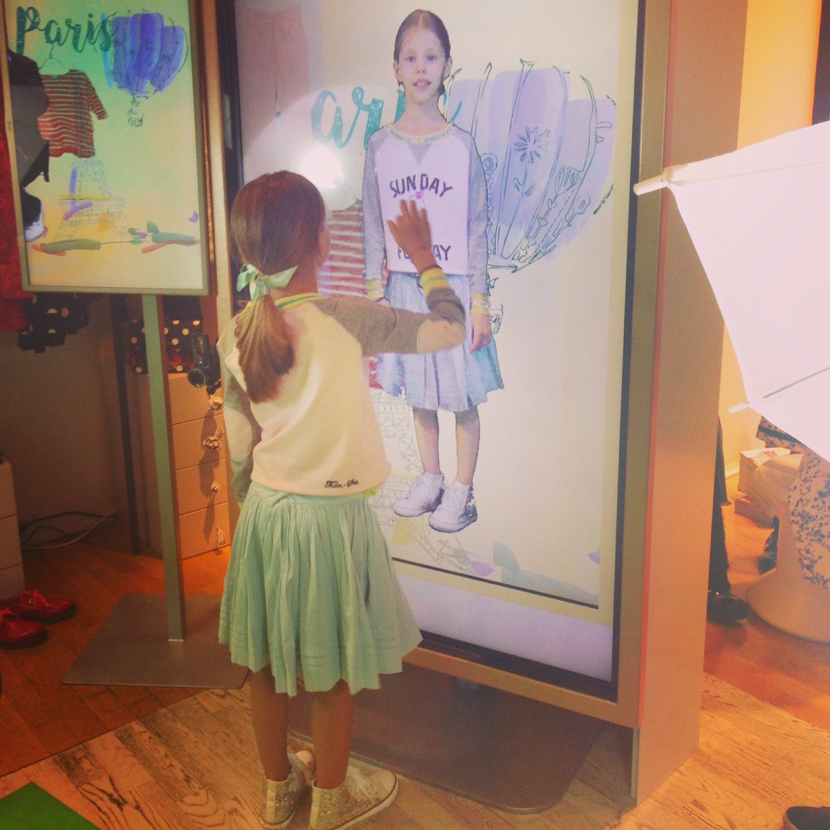 voguebambini_it's tweet photo. Come and travel with a #MagicMirror at #twinsetsimonabarbieri boutique in Florence #vbmagicmirror #vbpittibimboSS17 https://t.co/KiBU3rbEjW