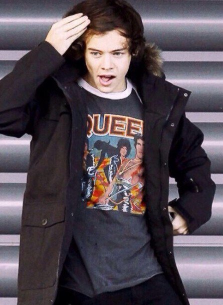 thinkingyoongi's tweet photo. SEEING HARRY IN QUEEN TSHIRTS HAS RESTORED MY FAITH IN HUMANITY GOD BLESS https://t.co/r90NdqhKFE