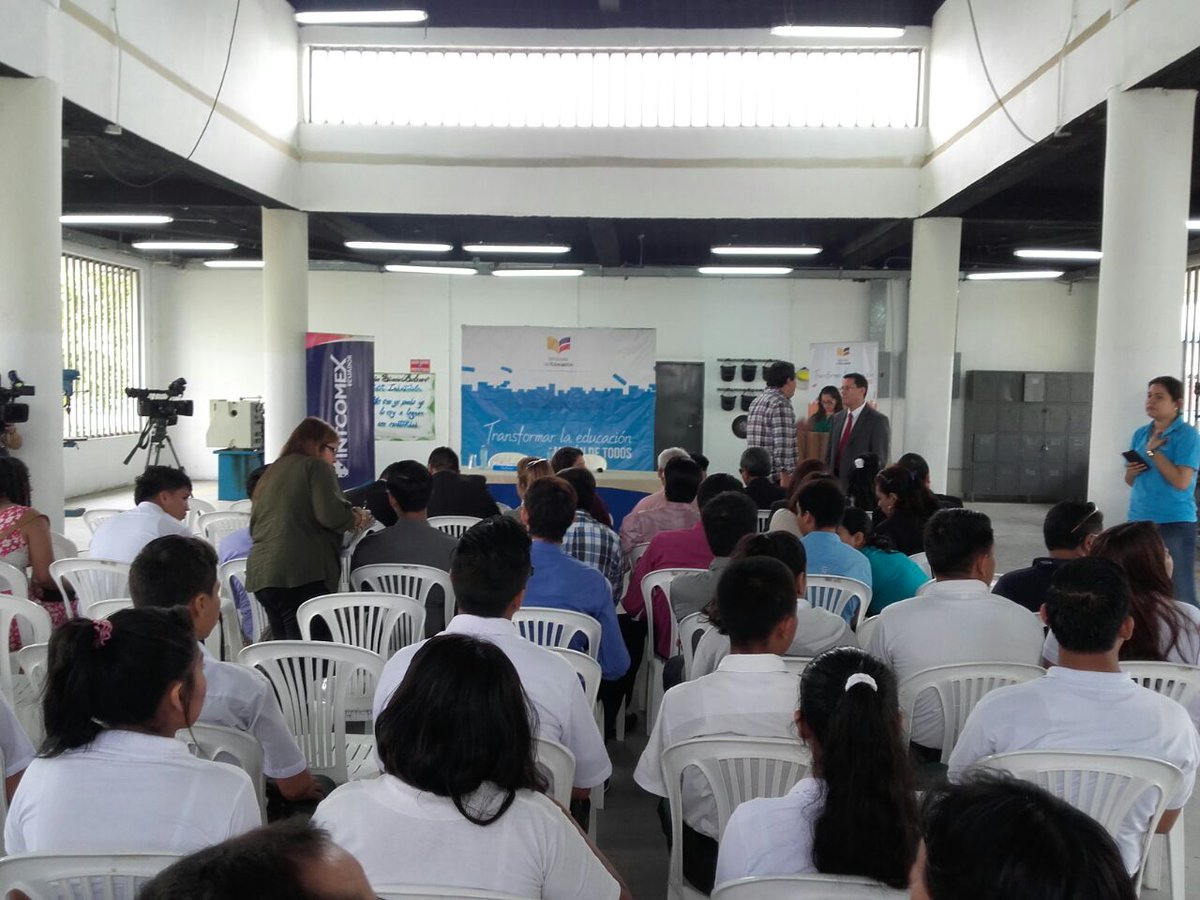 "Firmar convenios nos garantiza que  estudiantes practiquen con equipos tecnológicos actuales" <a href="/AXEA65/">Augusto Xavier Espinosa Andrade</a> #BTProductivo