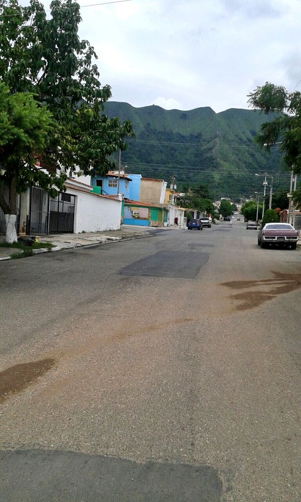 Rosabrandonisio's tweet photo. Continuamos trabajando. #Hoy se hizo reparación de alumbrado público y bacheos en manzana D de #LaEsmeralda https://t.co/DTOUbfApae