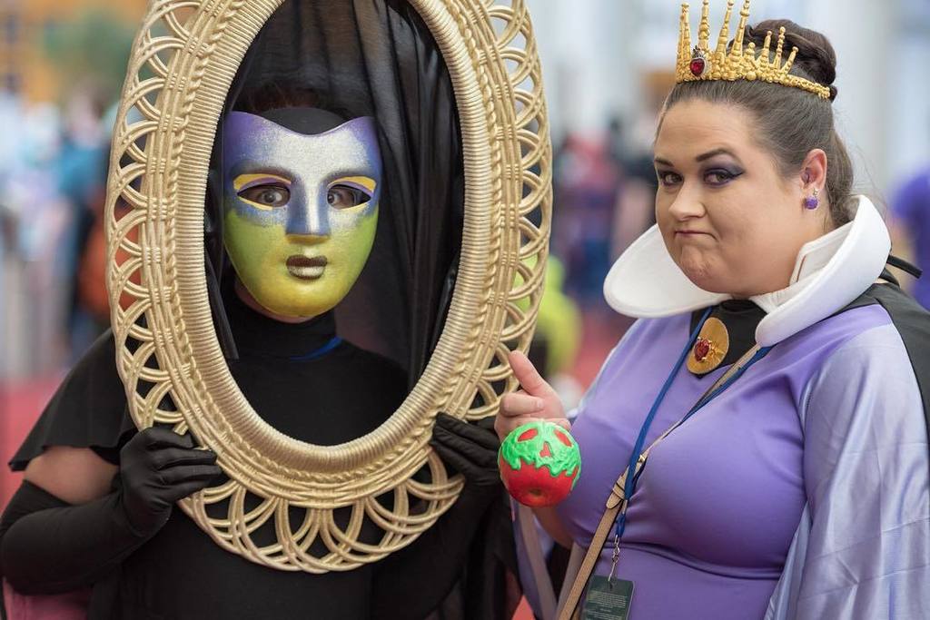 conography's tweet photo. #snowwhite #wickedwitch #evilqueen #mirrormirror #disney #cosplay #momocon2016 #conographyโฆ https://t.co/7wRzuMigCi https://t.co/AUdDSId26r