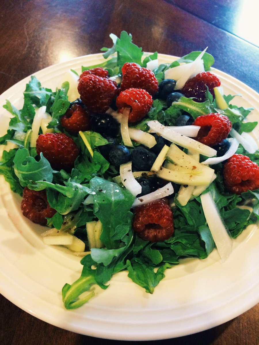 3SistersWI's tweet photo. Easy &amp; Tasty salad!
#eatlocal #eatclean
Arugula
Walla Walla Sweet Onions
Berry Vinagarette
Raspberries
Blueberries https://t.co/uKu31afnQt