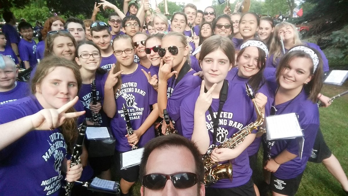 MrAHammerman's tweet photo. Parade No. 2!  #MarchingForThe622 #SelfieWithTheBand #NoSelfieStick https://t.co/l1Kv7BZvCk