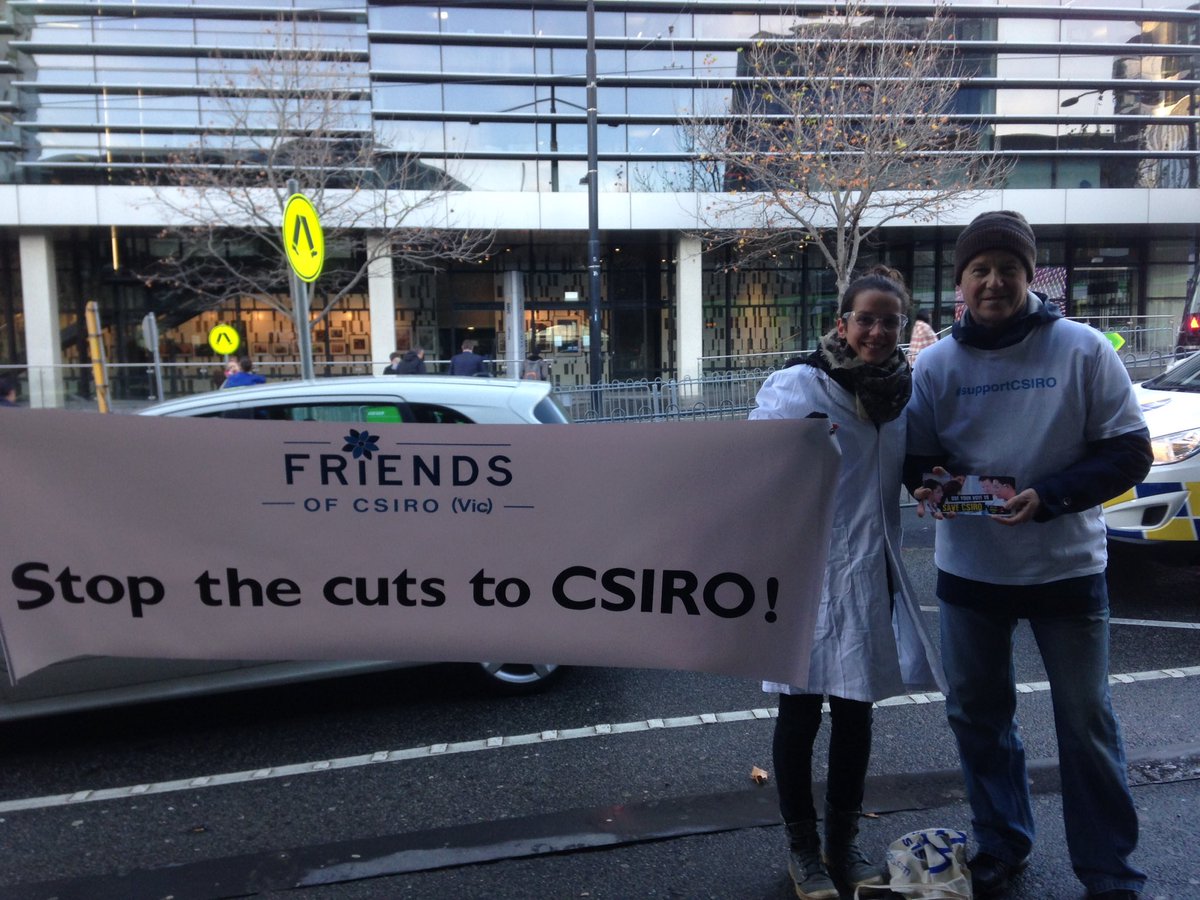 FriendsofCSIRO's tweet photo. Handing out flyers on this chilly morn to #saveCSIRO @cpsu @CSIROStaff @SenKimCarr @AdamBandt @kateauty @climatrisk https://t.co/4TPle0NBG5