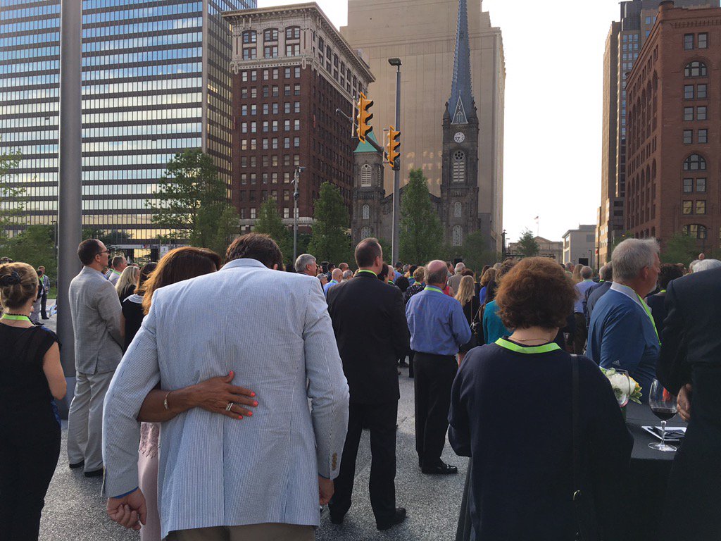 Remystack's tweet image. Cheers and hugs for LandStudio&apos;s brilliant shepherding of our new front yard #StartMart #LandStudio #FlashStart