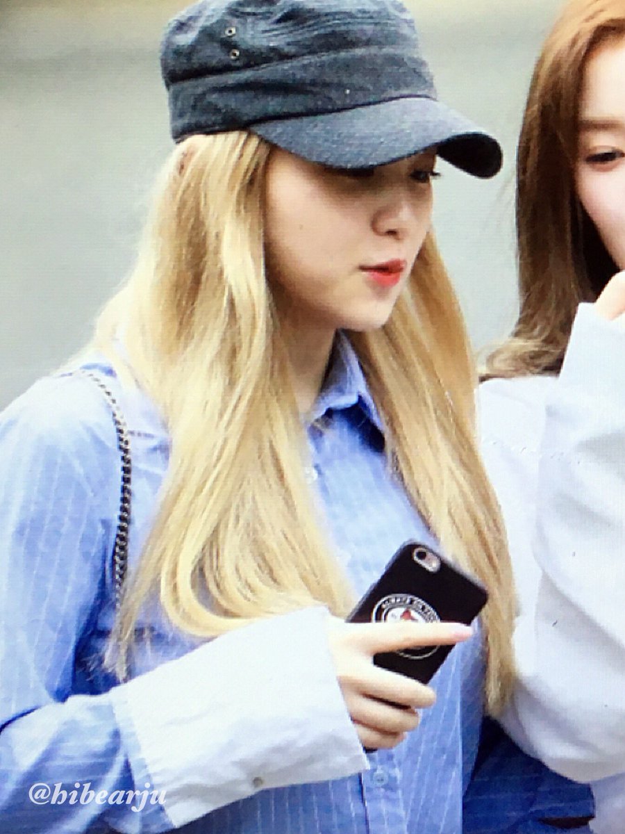 chii_catcat's tweet photo. 160624 뮤뱅 출근길  #RedVelvet #레드벨벳 #예리 #yeri #옒 💜💜💜👼🏼👼🏼👼🏼 https://t.co/G0BkgNaH4c
