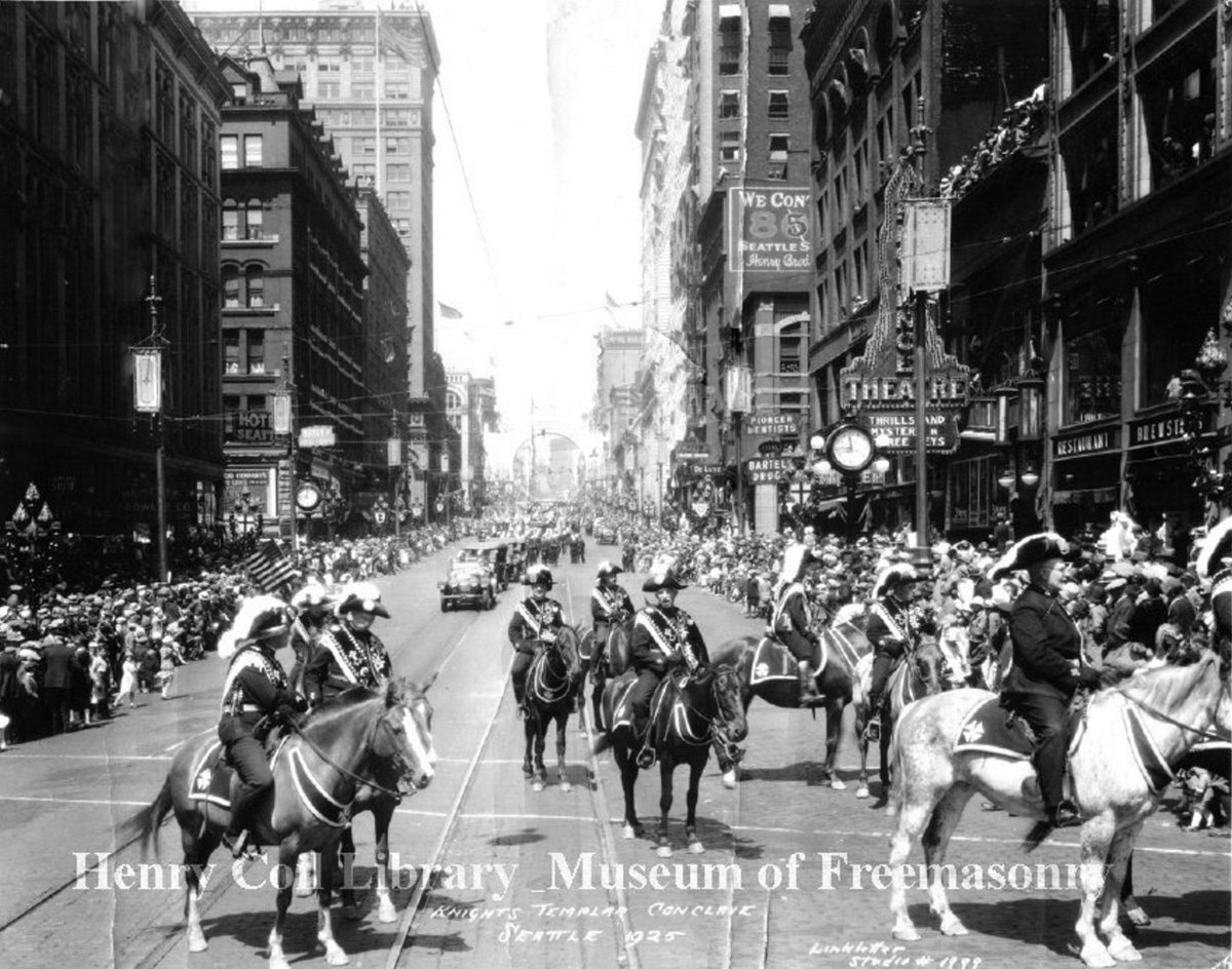 MasonsofCA's tweet image. California Commandery No.1 marching at the 1925 Knights Templar Triennial Conclave in Seattle. Great uniforms! #TBT