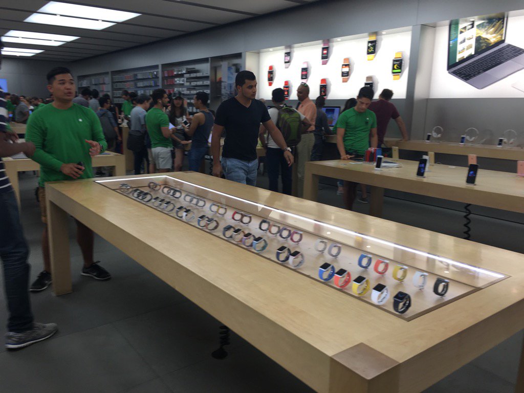 TVdonyoung's tweet image. Apple Store busy everywhere except the #AppleWatch display. Calm amidst the chaos. #DidntBuy #WontBuy #AppleFail