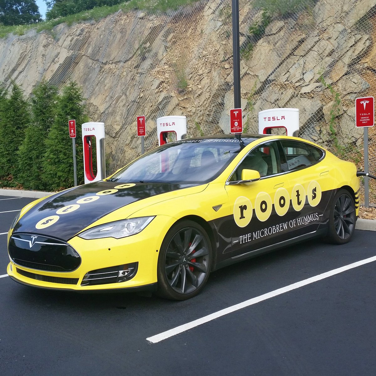 RootsHummus's tweet photo. Chargin' up #bigtess on our way to #NYC! #tesla @TeslaMotors https://t.co/kLR17kwMWi