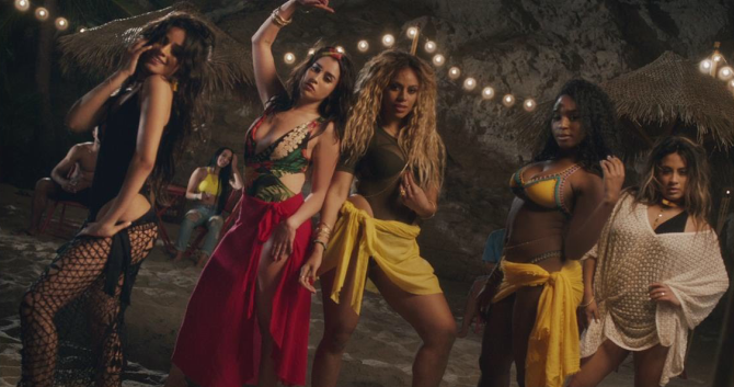 colocanoxfactor's tweet photo. As meninas do Fifth Harmony estão sensuais e molhadinhas no clipe de “All In My Head (Flex)” https://t.co/GMafL0uDaC https://t.co/sndup166F3