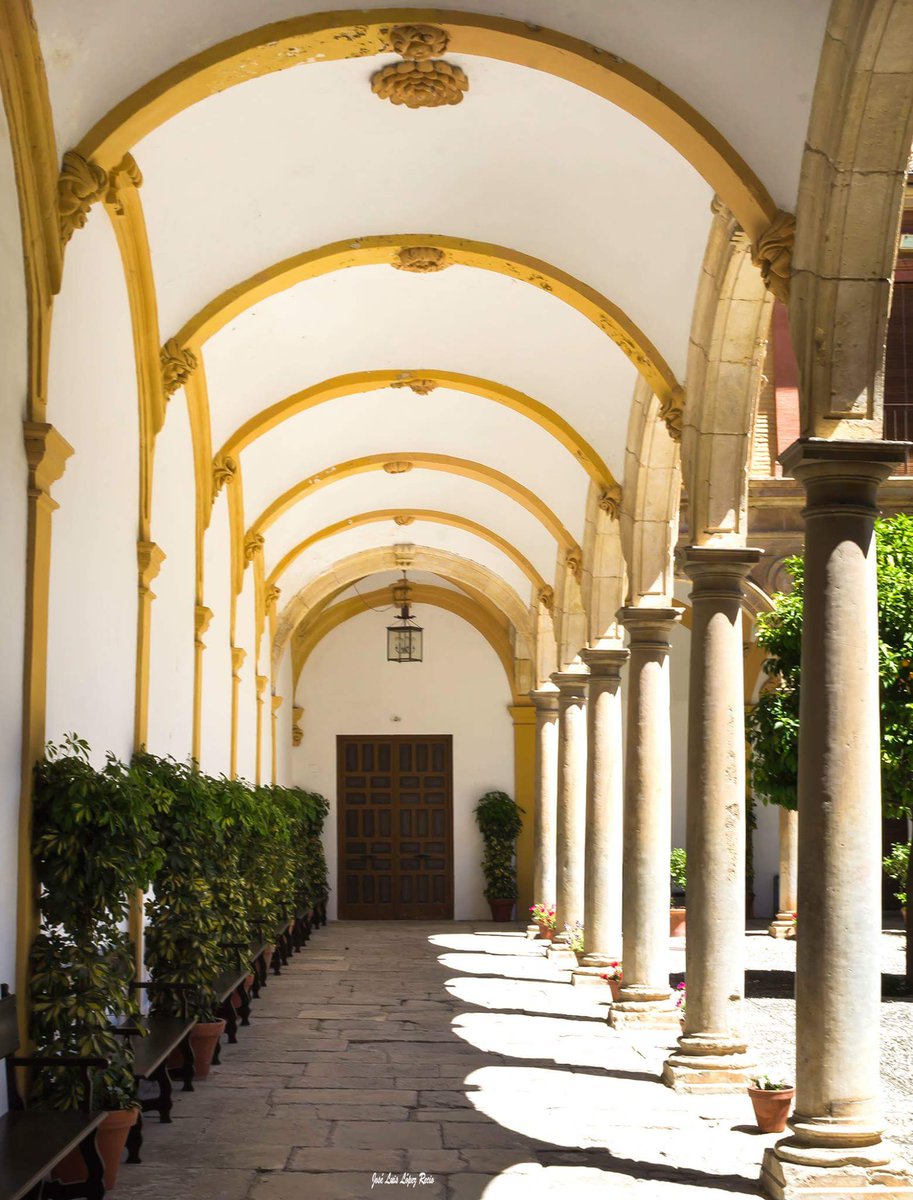 La #felicidad se sustenta en las columnas que marcan cada paso que superamos en nuestro camino. #AbadíaDelSacromonte