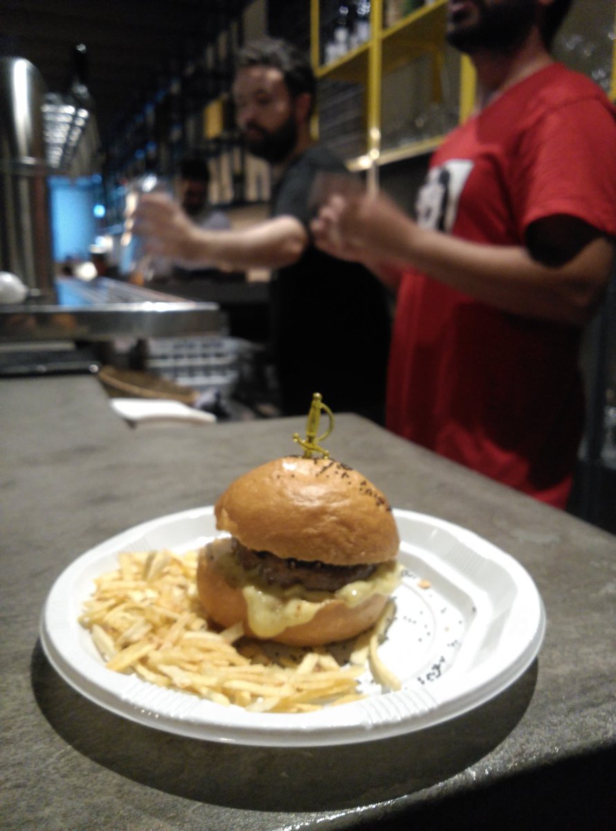 vareacarnes's tweet photo. Mini de buey esperando su cerveza artesanal en @Olhops #MeetTheCook #burgers&beers https://t.co/wzbq6TEO4j