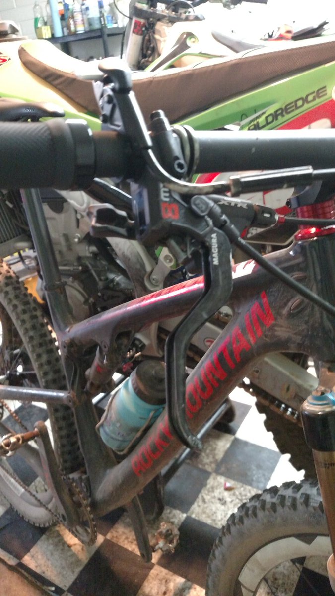 CosmicCycles's tweet image. If you crash on lower Brookbank, you&apos;re gunna have a bad time.