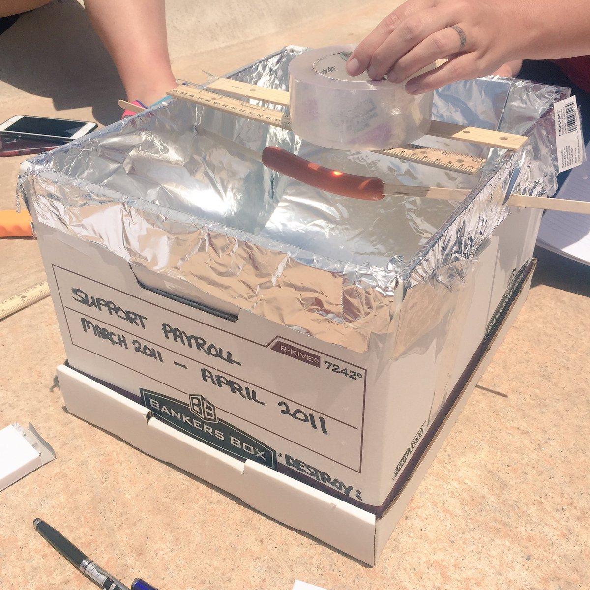 AnissaSmiles's tweet photo. First experience building a solar cooker! Potentially affected me outside as well as the hot dog. βοΈπ #EDSTEMA https://t.co/pLiZxBK6zp