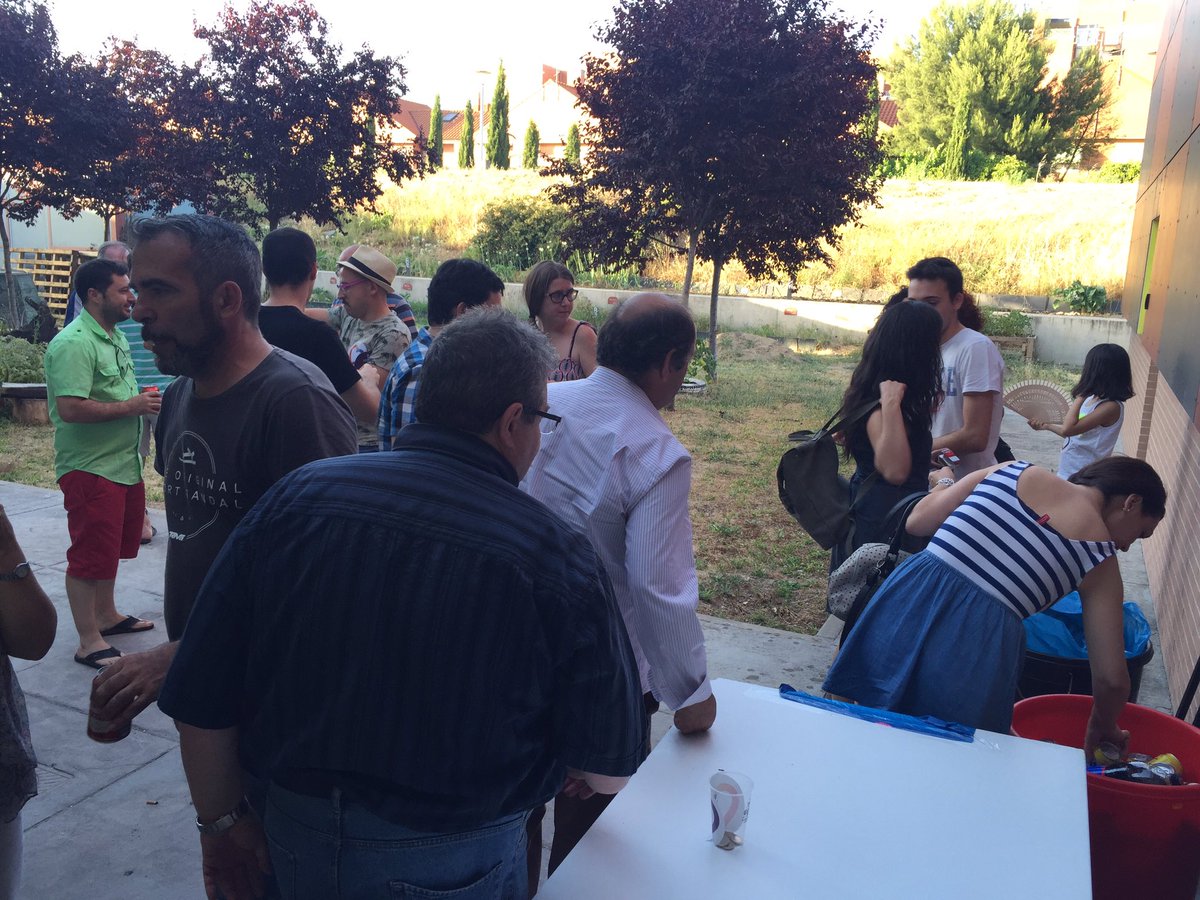 Terminan las intervenciones y ahora vamos a coger un poco de fuerza e impulso con un pequeño ágape. Sonreímos 😀