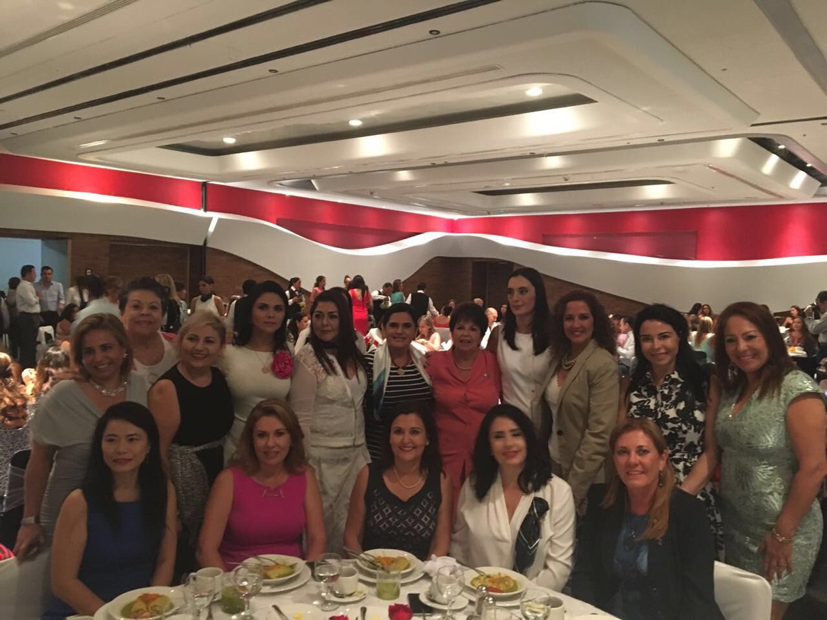 Gaby_RodriguezG's tweet photo. Un gusto saludar a nuestro Pdte. @PaulCarrillo2 y compañeras de @Ammje_Cancun donde tengo el gusto de ser parte. https://t.co/msW4PForF2