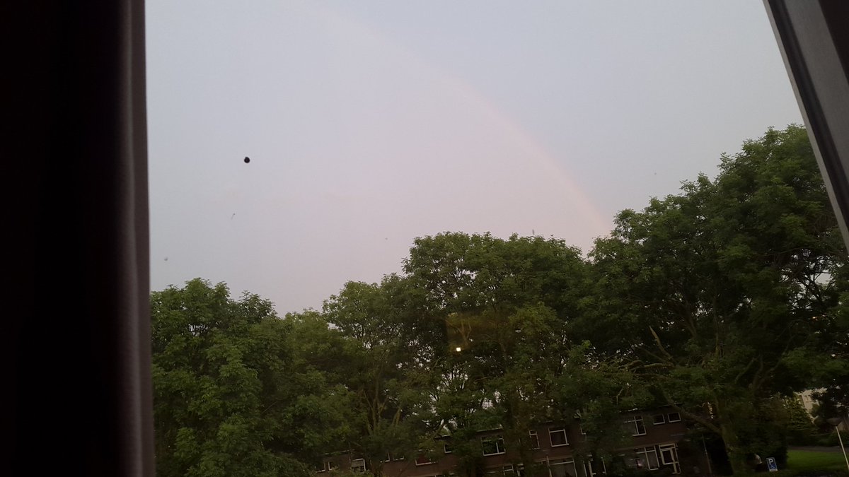 Een heul zwak regenboogje vanuit mijn raam, voordat een nieuwe #zondvloed losbarst #coderegenboog?