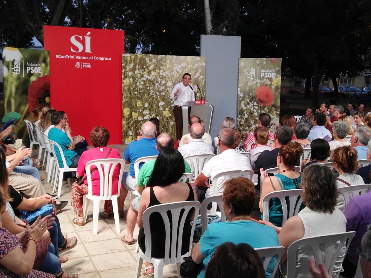 PSOELaRinconada's tweet photo. Javier Fernández: "Unidos Podemos sabe que no puede cumplir lo que promete y eso es po-pu-lis-mo #VotaPSOE #ConTrini https://t.co/MqrragD7S8