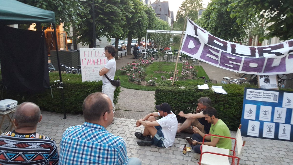 NuitDeboutTours's tweet photo. #ToursDebout début de la projection doc sur les médias. #NuitDebout #OnNeLâcheRien https://t.co/FW0v4JJeVq
