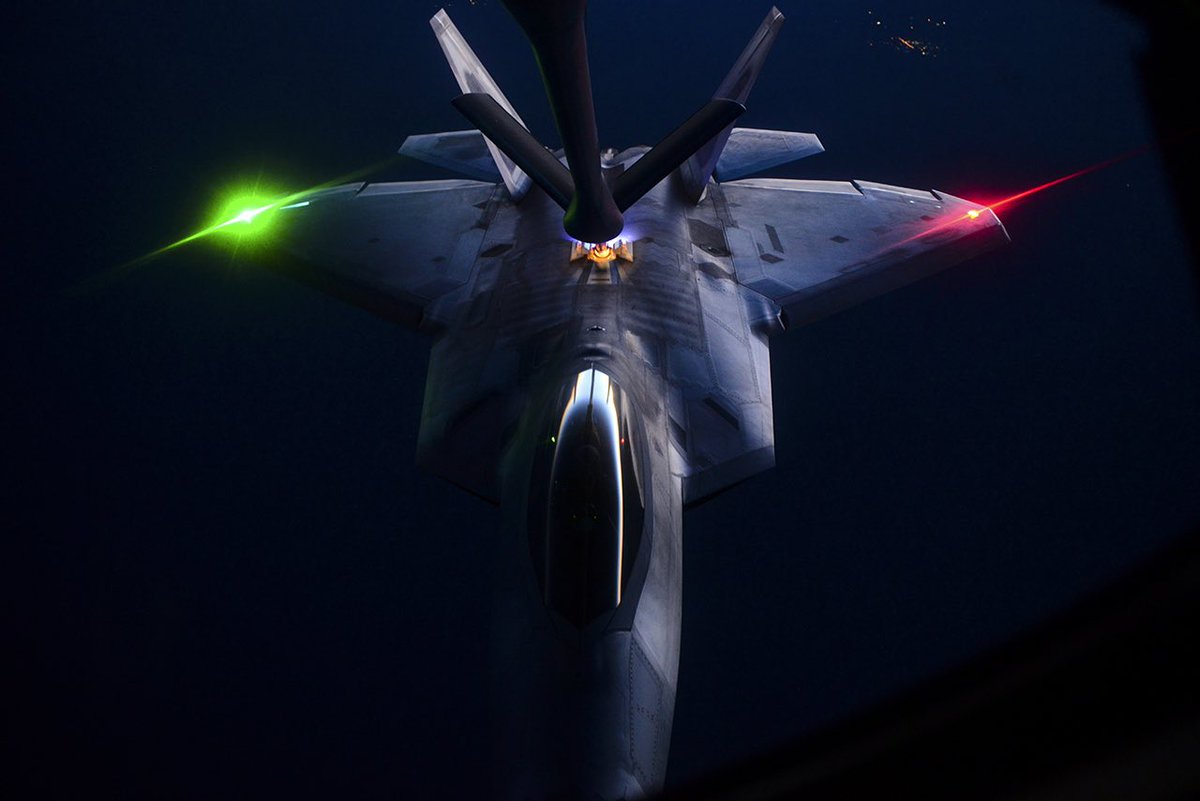 ارضاع جوي ليلي لل F-22 Raptor الامريكيه وهي في طريقها لضرب مواقع داعش في سوريا  ClqXYz-WAAIt7r-