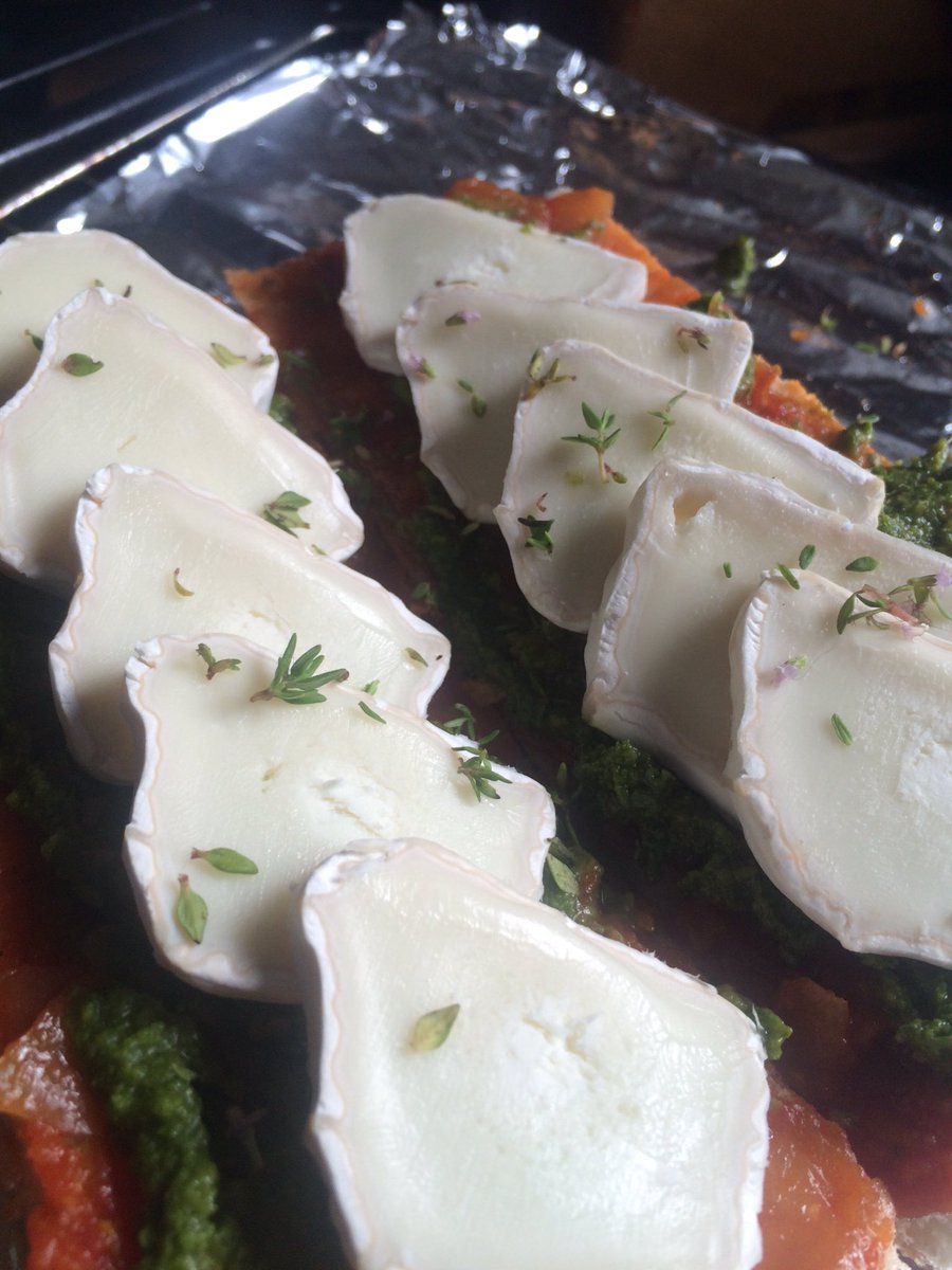 ANNAMARS2014's tweet image. What you can do in 2 minute with Le skinny Chef Provencal and basil pesto (Goat Cheese Provencale brushetta ) Miumy!