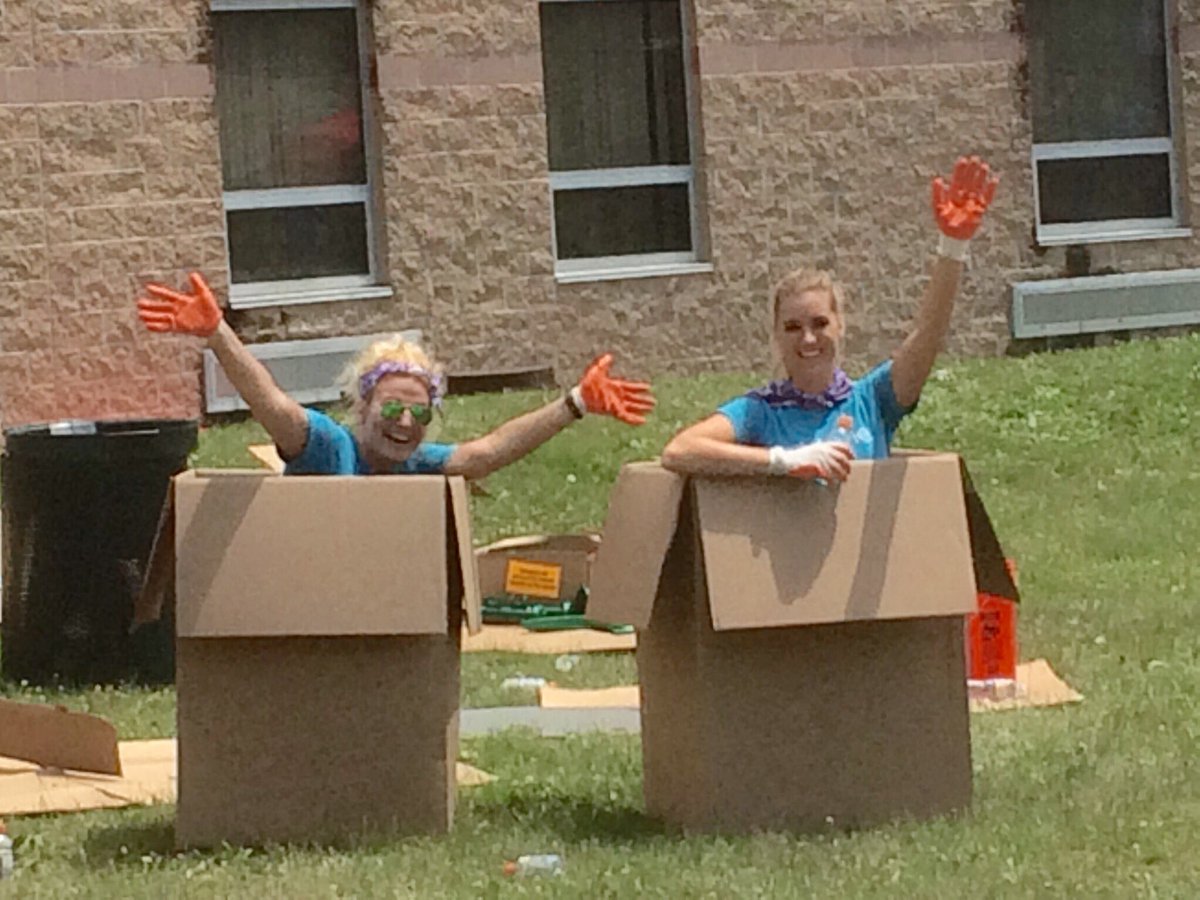 missfallynn's tweet photo. Built a playground today! We think WAY outside the box! 😄 @MegVlad21 @missfallynn #AbbVieGivesBack https://t.co/cZFM1zTjHW