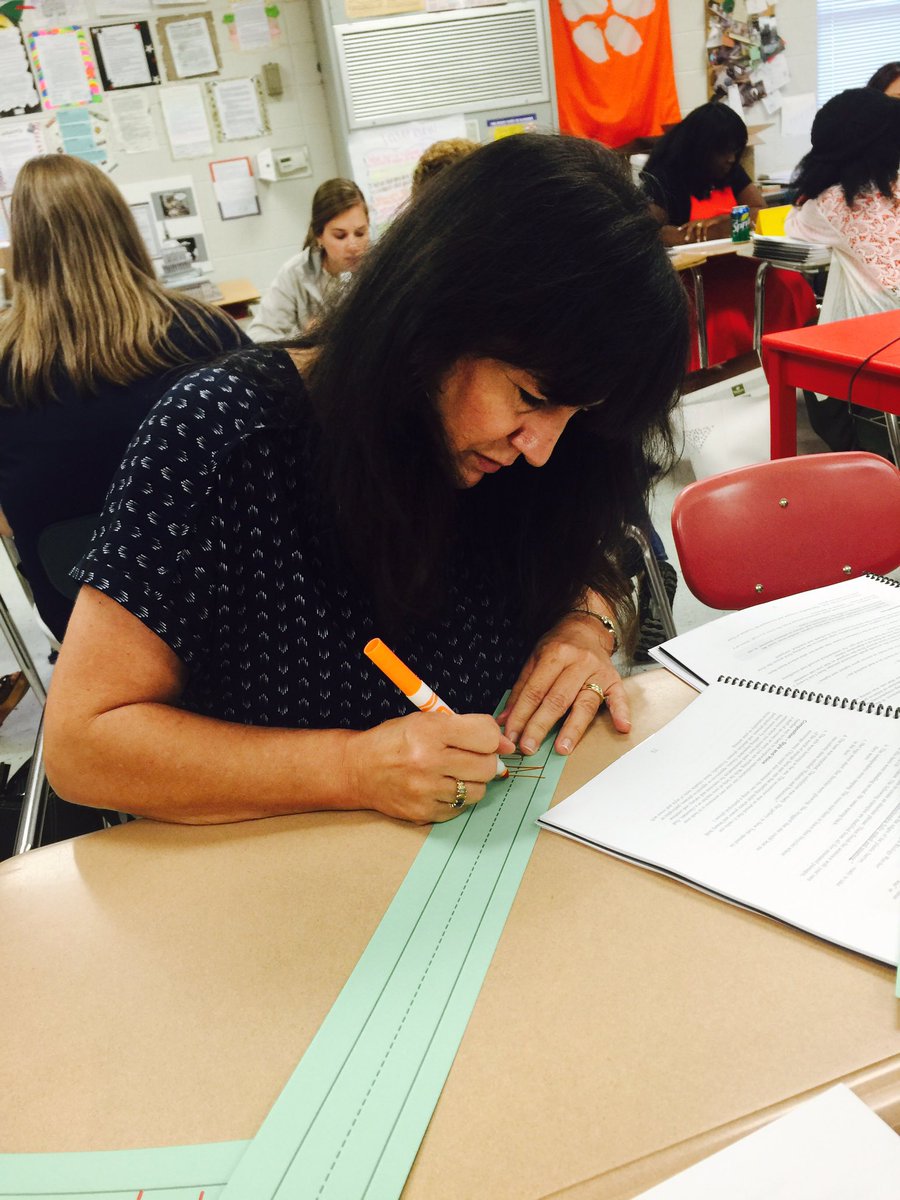 c_lang82's tweet photo. Hard at Work! @snewsomedu #DJHLearn #ECSLearn https://t.co/SM027kErFe