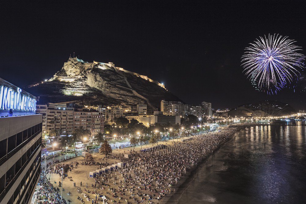EspanaEnLatam's tweet photo. The Night of #SanJuan in #Spain
Hoy es una noche mágica en toda #España!
#NochedeSanJuan #SanXoan #Fogueres2016 https://t.co/Kbjn34vpex